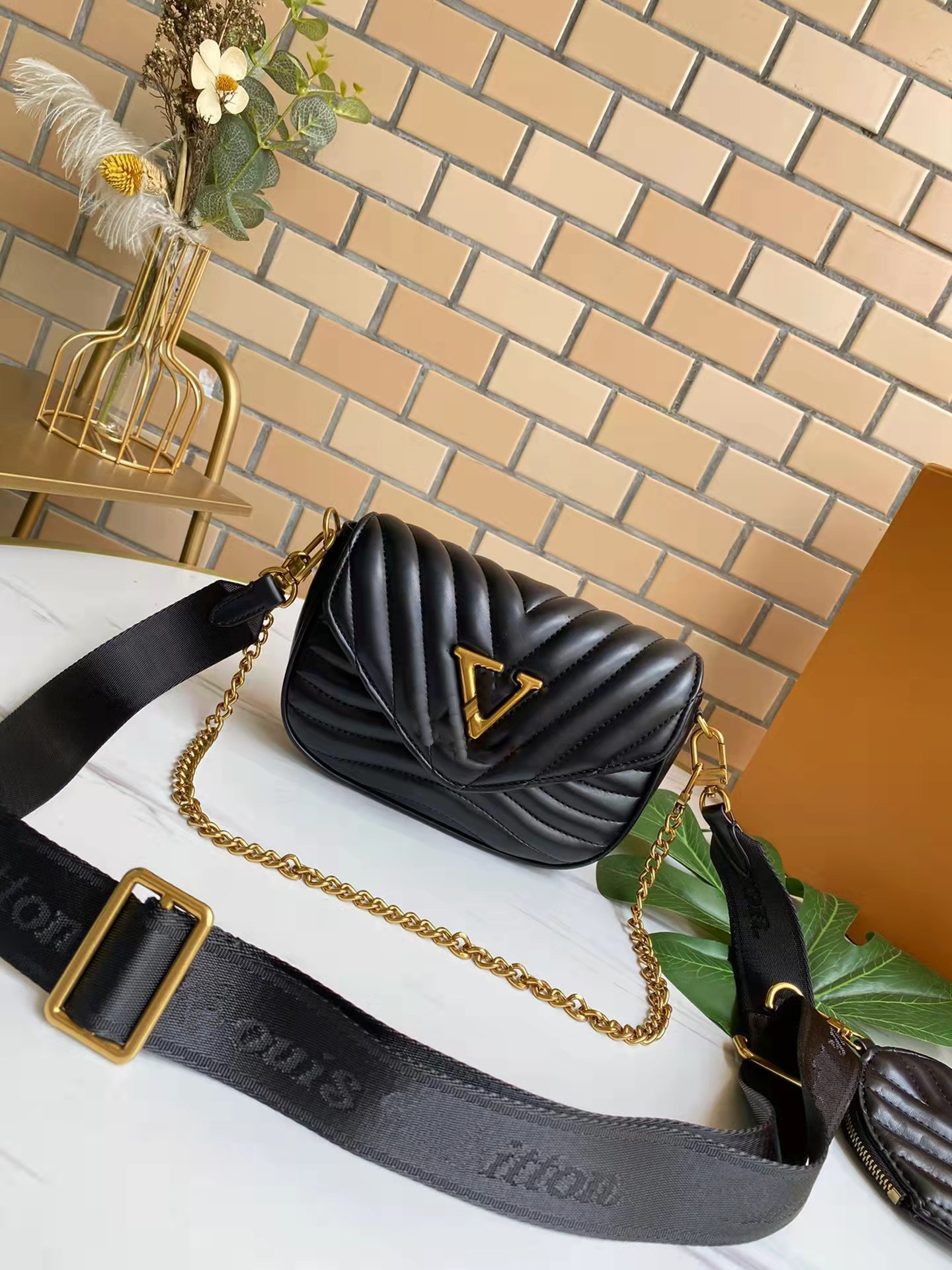 2021 luxurys designers bags Messenger bag Men Women Totes Fashion Vintage printing letter Shoulder classic crossbody 56461, Monogrames & colors
2021 luxurys designers bags Messenger bag Men Women Totes Fashion Vintage printing letter Shoulder classic crossbody 56461, Monogrames & colors