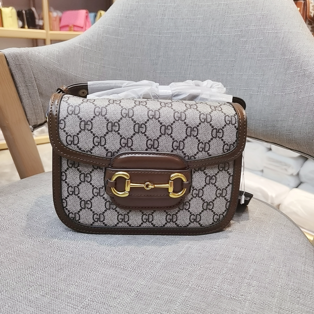 5A+ Luxurys Designers Bags Handbag Letter pattern Messenger bag Saddle Tote Crossbody Backpack Ladies Underarm Retro
5A+ Luxurys Designers Bags Handbag Letter pattern Messenger bag Saddle Tote Crossbody Backpack Ladies Underarm Retro