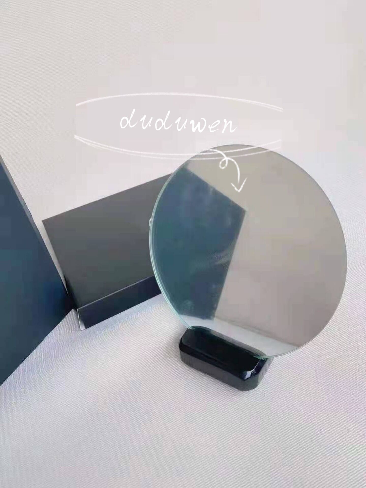 15cm Dia C Makeup around Mirror with holder Vintage acrylic Circle handle mirror fashion Cosmetics Tools Gift Box
15cm Dia C Makeup around Mirror with holder Vintage acrylic Circle handle mirror fashion Cosmetics Tools Gift Box