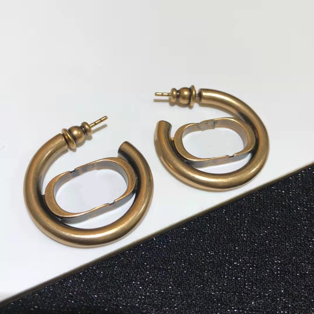 Fashion simple Hoop Huggie earrings ladies big circle cd letter earring brass material 925 silver needle
Fashion simple Hoop Huggie earrings ladies big circle cd letter earring brass material 925 silver needle