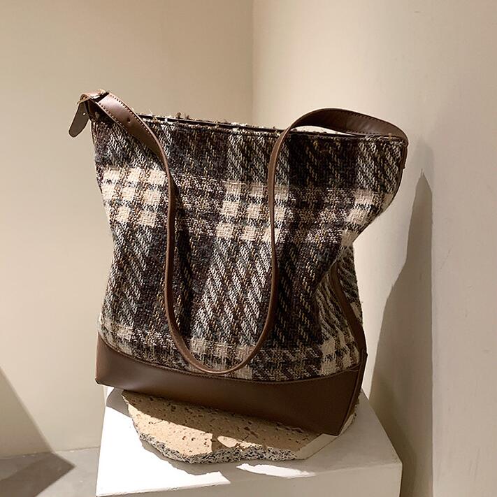 Wholesale factory women shoulder bags soft and comfortable flannel handbag in winter large capacity leopard backpack retro jacquard plaid messenger bag, Brown(boutique box)
Wholesale factory women shoulder bags soft and comfortable flannel handbag in winter large capacity leopard backpack retro jacquard plaid messenger bag, Brown(boutique box)