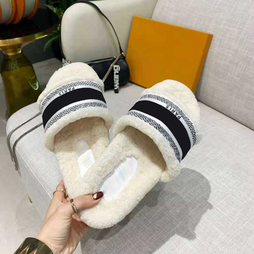 Winter Plush Slippers Wool Top Shoes Indoor Hotle Warm Fox Fur Sandals for Women Slides Flip Flops Five Colors with Box Size 40
Winter Plush Slippers Wool Top Shoes Indoor Hotle Warm Fox Fur Sandals for Women Slides Flip Flops Five Colors with Box Size 40