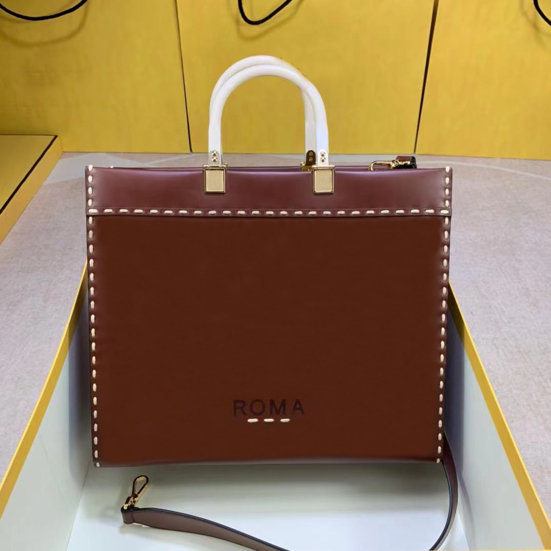 Leather Handbags Shoulder Bags Totes Top corium material Double handle Letter decoration large capacity classic men women general style design
Leather Handbags Shoulder Bags Totes Top corium material Double handle Letter decoration large capacity classic men women general style design