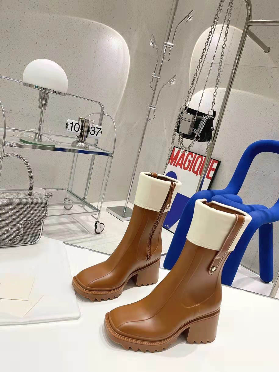Classic luxury women's designer black rain boots non-slip wear-resistant PVC rubber shoes thick-soled middle tube Martin boots with box
Classic luxury women's designer black rain boots non-slip wear-resistant PVC rubber shoes thick-soled middle tube Martin boots with box