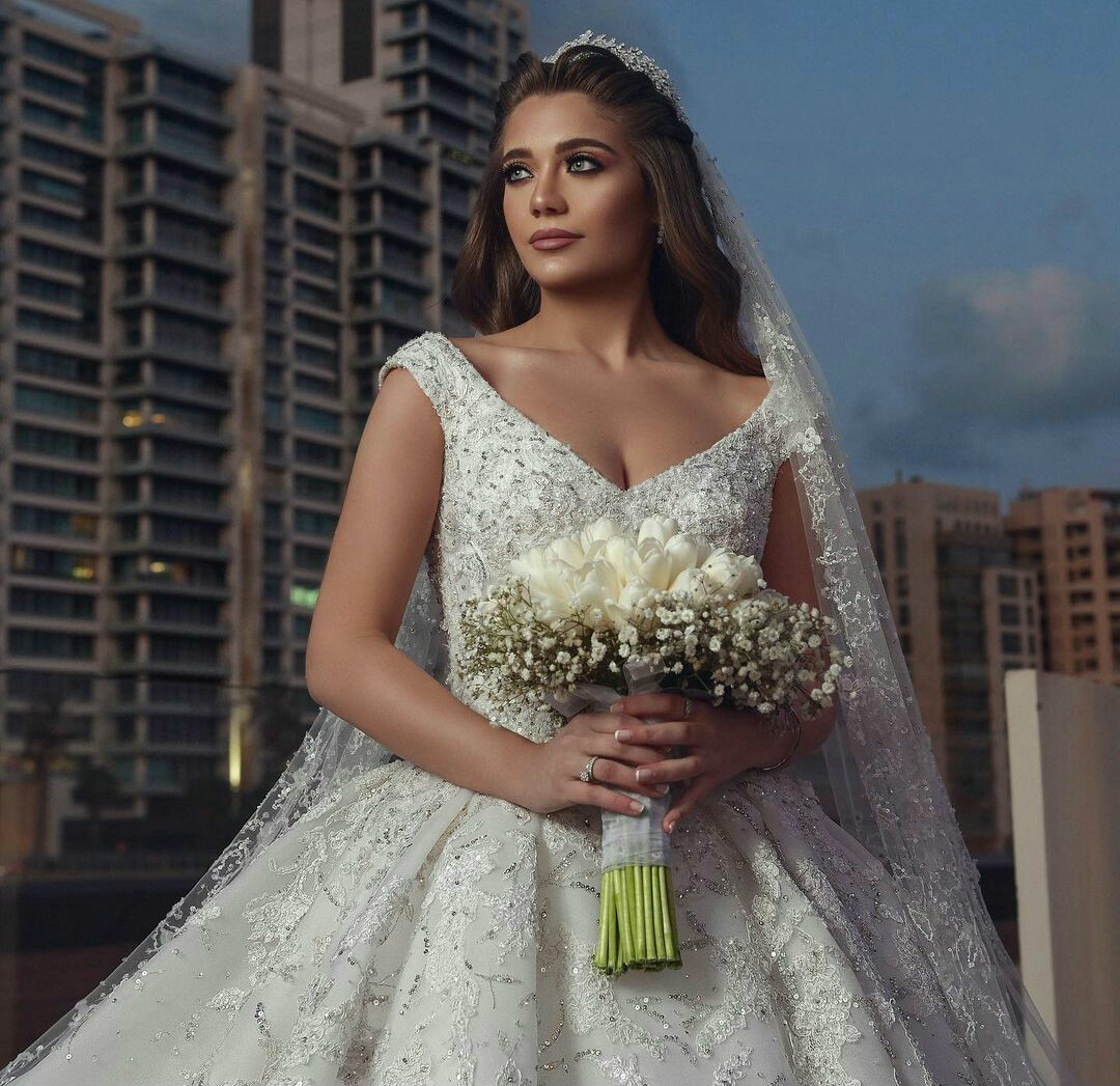 Elegant Princess Ball Gown Wedding Dresses V Neck Lace Appliques Sequin Beads Short Sleeve Bridal Gowns Illusion 3D ral Bride Dress