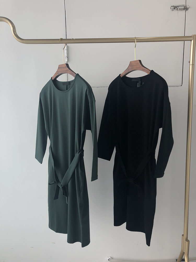 In 2021, the designer's autumn collection is a wide loose dress, which fashionable and versatile., Postage
In 2021, the designer's autumn collection is a wide loose dress, which fashionable and versatile., Postage
