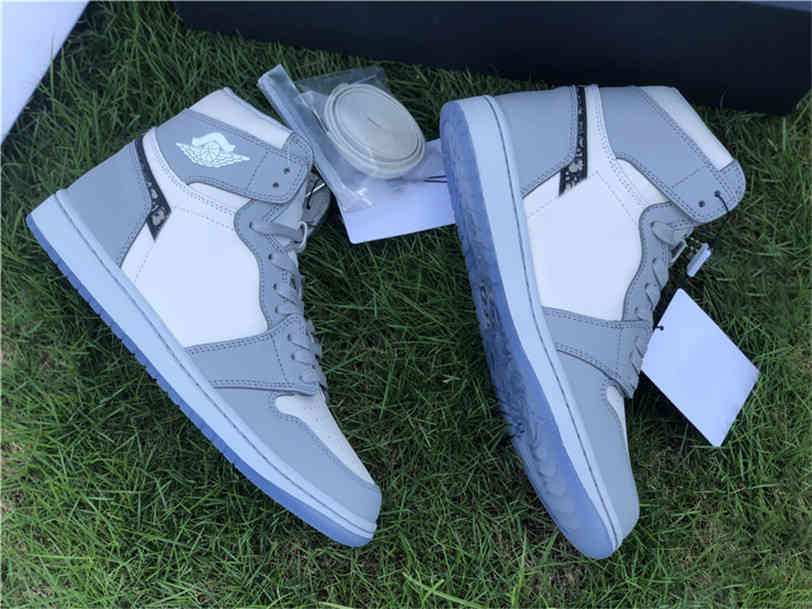 2021 Release Authentic 1 High OG DI0R Dress Shoes Men Women 1S Wolf Grey Sail Photon Dust White With Original Box CN8607-002
2021 Release Authentic 1 High OG DI0R Dress Shoes Men Women 1S Wolf Grey Sail Photon Dust White With Original Box CN8607-002