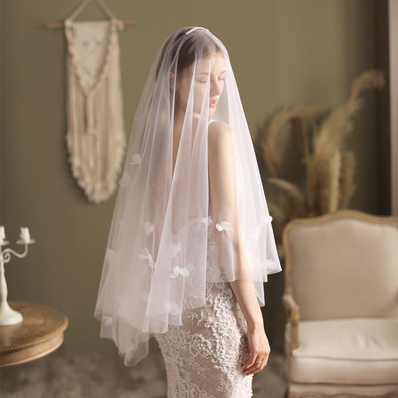 Bridal Veils Elegant Fingertip Length Veil Handmade Flower Tulle Headdress With Comb For Wedding Travel Studio Po Prop V695, O695-white
Bridal Veils Elegant Fingertip Length Veil Handmade Flower Tulle Headdress With Comb For Wedding Travel Studio Po Prop V695, O695-white