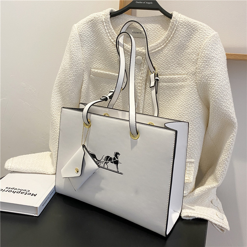 2022 Designer Bags Luxurys Crossbody Chain Shoulder Bag Couss Handbags Fashion Forward Women Message Bags Top Quality Purse Wallet, Black
2022 Designer Bags Luxurys Crossbody Chain Shoulder Bag Couss Handbags Fashion Forward Women Message Bags Top Quality Purse Wallet, Black