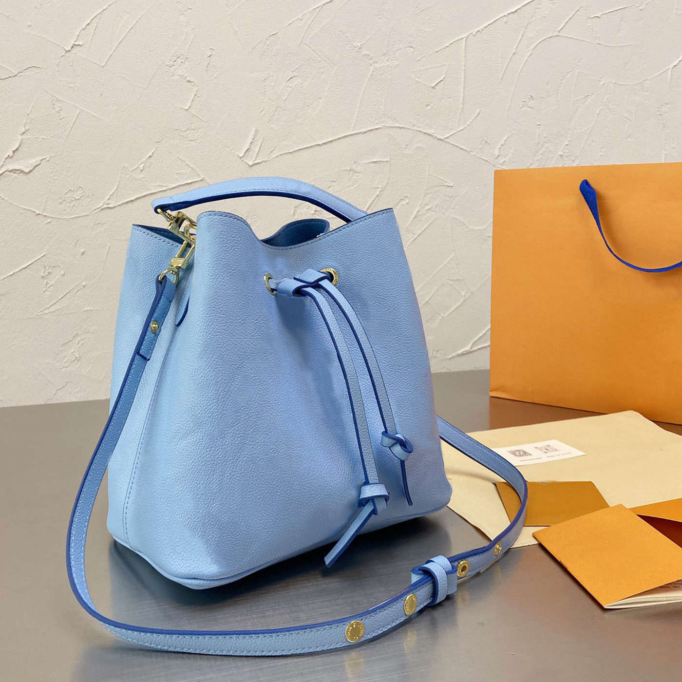 Fashion Blue Drawstring Bucket Bags Genuine leather Handbag Women's Single Shoulder Adjustable Long Strap Pocket Luxury Design, White
Fashion Blue Drawstring Bucket Bags Genuine leather Handbag Women's Single Shoulder Adjustable Long Strap Pocket Luxury Design, White