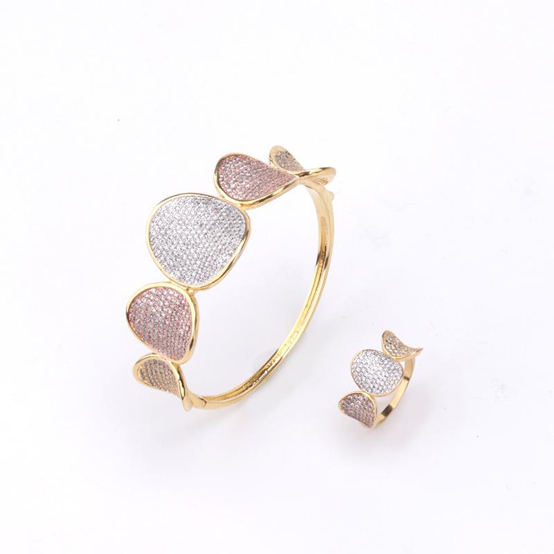 Bangle Concave Scallop Color Bracelet Women's Small Luxury Temperament Three-color Ring Set Wholesale
Bangle Concave Scallop Color Bracelet Women's Small Luxury Temperament Three-color Ring Set Wholesale