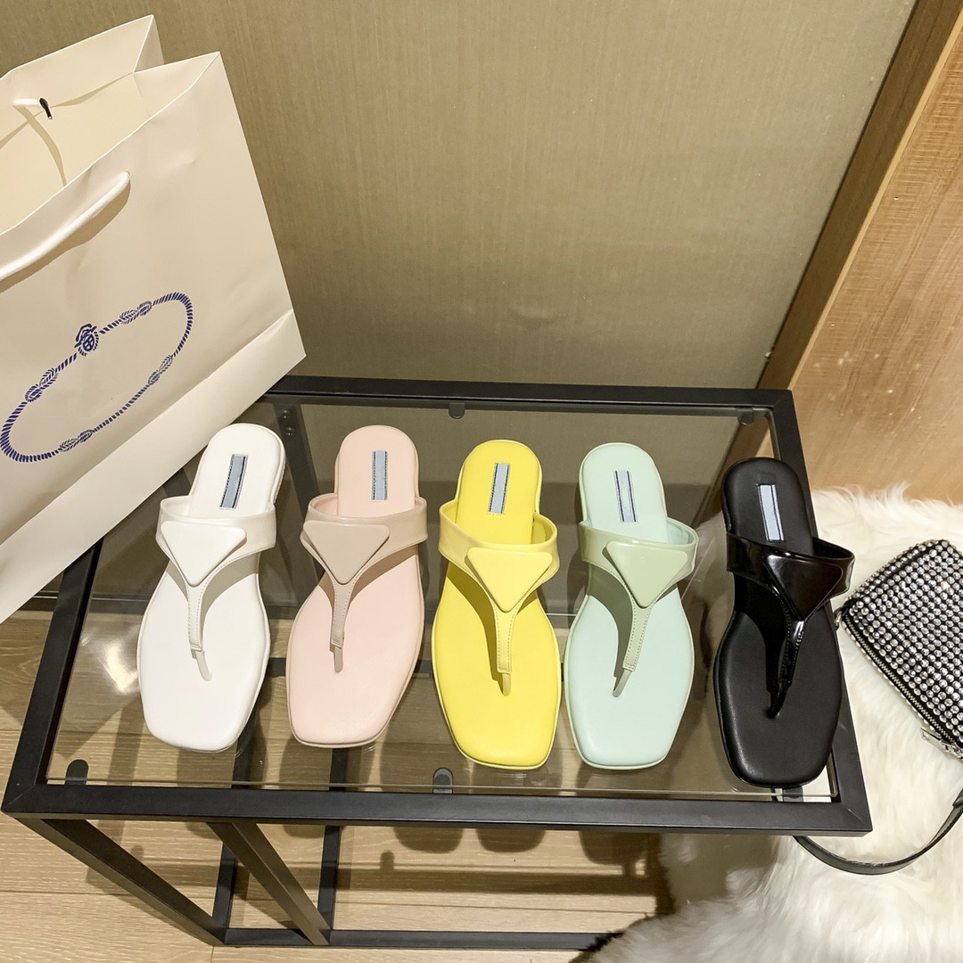 2021 Summer luxury Sandals Designer women Flip flops Slipper Fashion Genuine Leather slides Metal Chain Ladies Casual shoes Size 35-40, Black
2021 Summer luxury Sandals Designer women Flip flops Slipper Fashion Genuine Leather slides Metal Chain Ladies Casual shoes Size 35-40, Black
