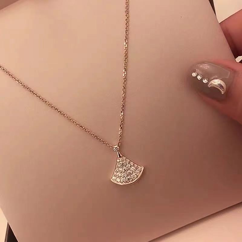 Fashion luxury small skirt diamond necklace ladies fan-shaped pendant rose gold creative high-quality gift
Fashion luxury small skirt diamond necklace ladies fan-shaped pendant rose gold creative high-quality gift