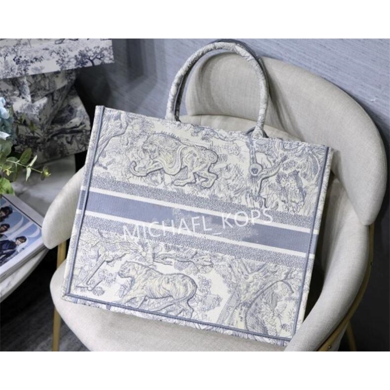 Luxurys Designers Chritian Dio Handbag 3d Embroidered Shopping Bag 2021 Classic Tiger Print Large Volume Luxury Brand Double-sided Embroider
Luxurys Designers Chritian Dio Handbag 3d Embroidered Shopping Bag 2021 Classic Tiger Print Large Volume Luxury Brand Double-sided Embroider