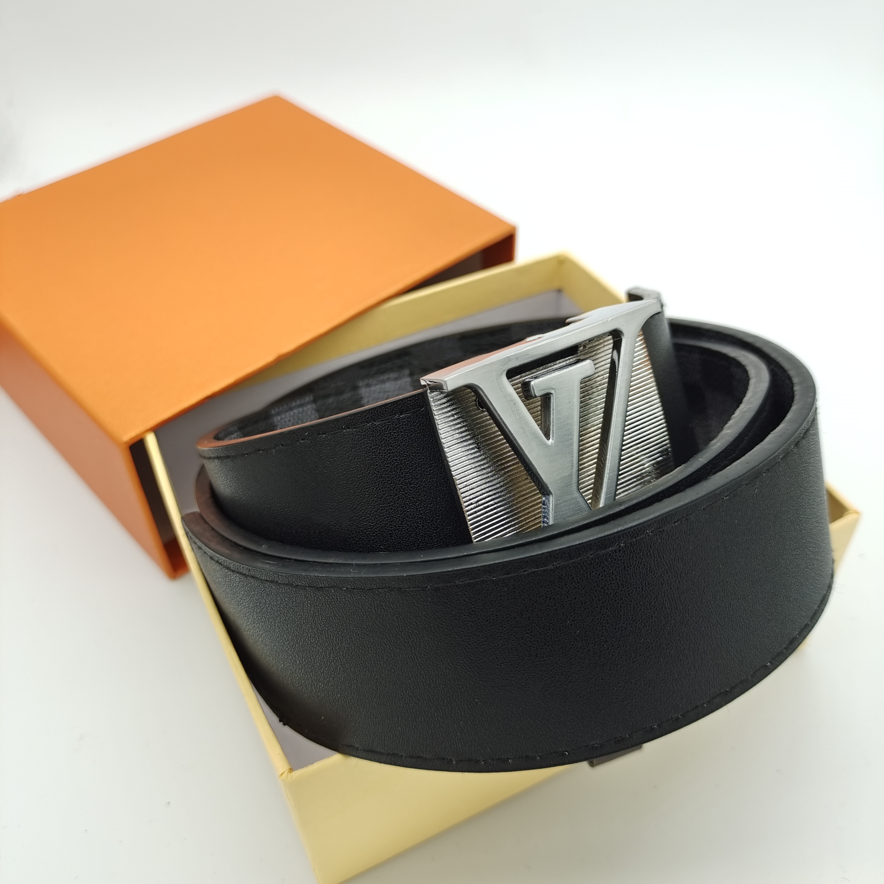 With box 9Color 2021 Belts Fashion Stripe Pattern jeans gold Buckle Men Designer European Style High Quality Real Leather Women L Black Belt cintura 90-125CM
With box 9Color 2021 Belts Fashion Stripe Pattern jeans gold Buckle Men Designer European Style High Quality Real Leather Women L Black Belt cintura 90-125CM