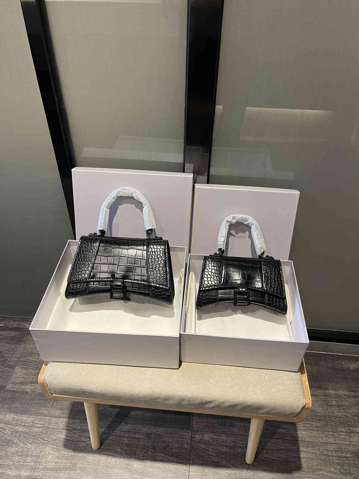 2021 latest hourglass Bags Catwalk style Designers Womens Handbags Purses Classic high-end hardware Shoulder Bag two sizes, multi-color, Black
2021 latest hourglass Bags Catwalk style Designers Womens Handbags Purses Classic high-end hardware Shoulder Bag two sizes, multi-color, Black