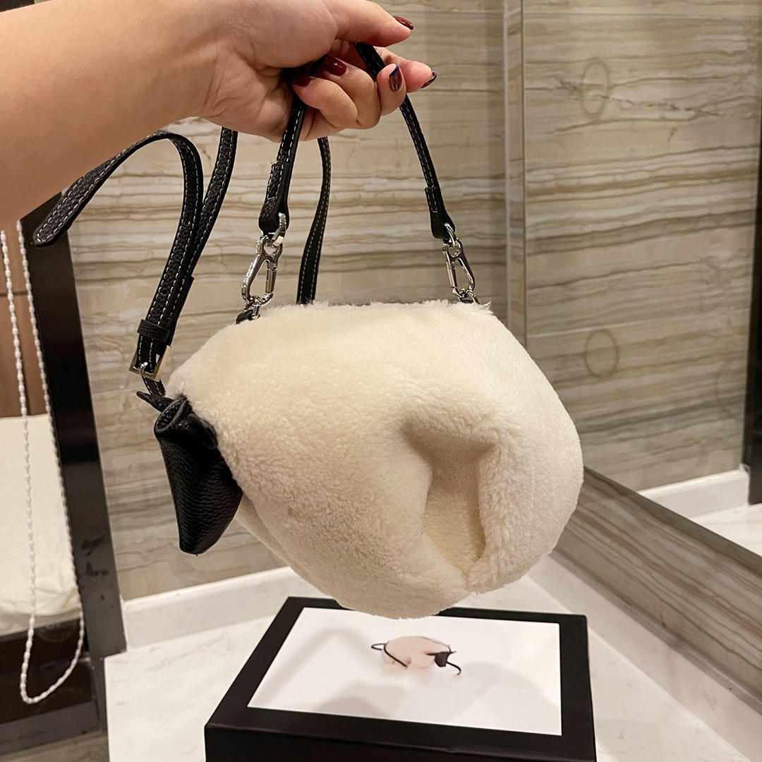 High Quality Lambswool Crossbody Bags Luxury Designer Spain Brand Classic Lamb Shoulder Handbags Fashion Best-selling Women Messenger Totes Luxurys Designers Bag, White
High Quality Lambswool Crossbody Bags Luxury Designer Spain Brand Classic Lamb Shoulder Handbags Fashion Best-selling Women Messenger Totes Luxurys Designers Bag, White