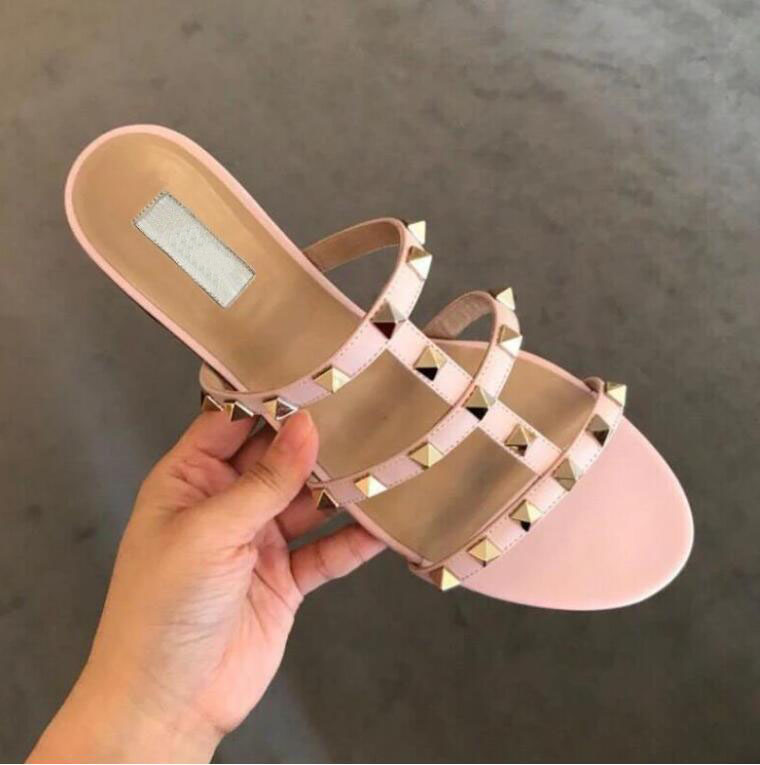 2021 Luxury Designer V Popular Women's Flat Rivet Valen Espadrilles Shoes Casual Sandals Leather Flat Slippers Flip Flop 35-43, Black shiny
2021 Luxury Designer V Popular Women's Flat Rivet Valen Espadrilles Shoes Casual Sandals Leather Flat Slippers Flip Flop 35-43, Black shiny