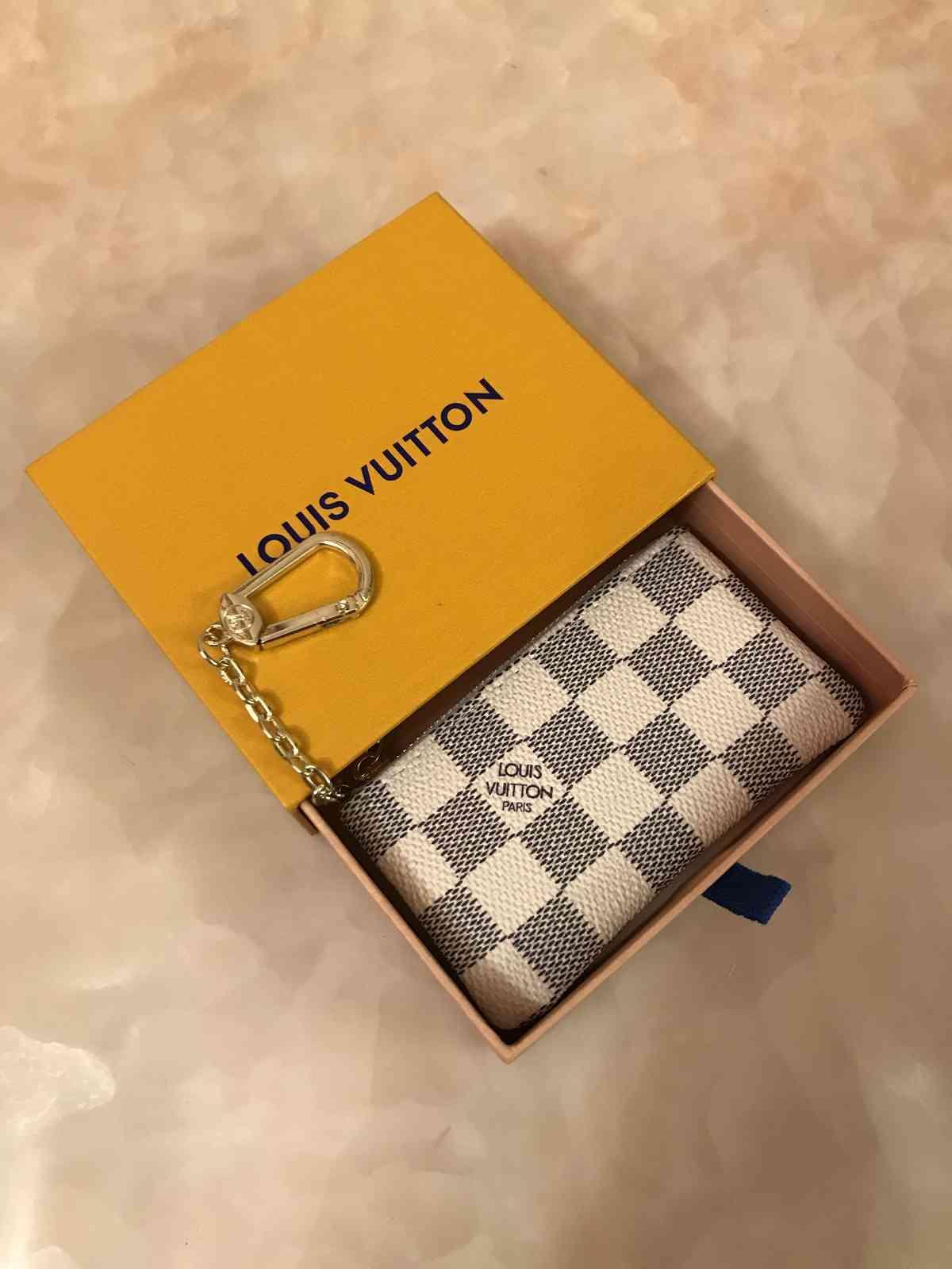 LVLOUISVITTON BAGVUTTON Pochette Cles Designers Womns Mens Key Ring Credit Card Holder Coin Purse Luxury Wallet, Old flower
LVLOUISVITTON BAGVUTTON Pochette Cles Designers Womns Mens Key Ring Credit Card Holder Coin Purse Luxury Wallet, Old flower