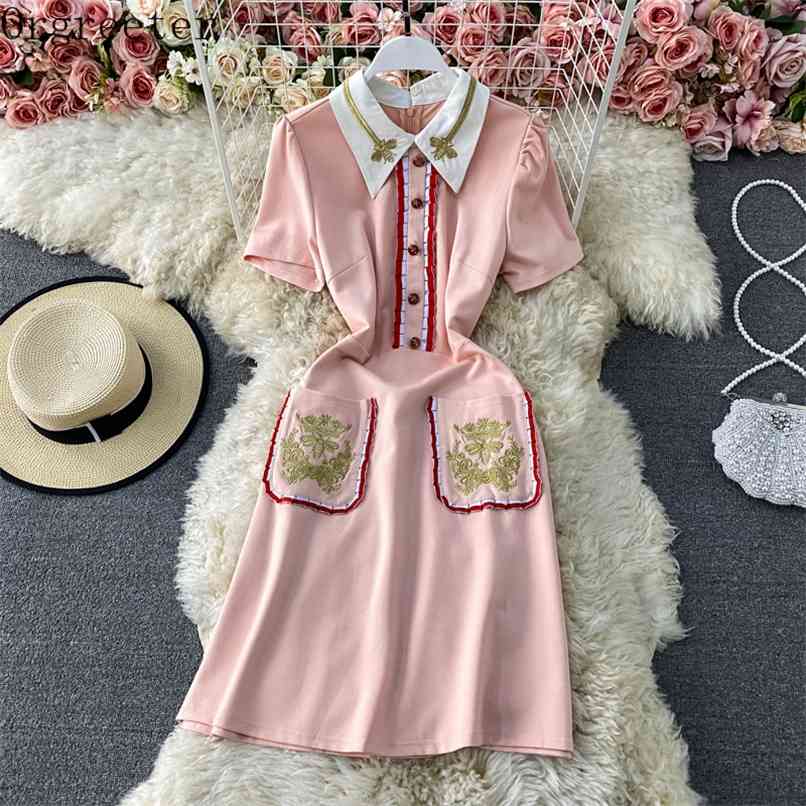 Runway Design Women Summer Retro Turn-down Collar Hand-work Gold line Embroidery Pockets Mini Dress Female Clothing 210602, Pink
Runway Design Women Summer Retro Turn-down Collar Hand-work Gold line Embroidery Pockets Mini Dress Female Clothing 210602, Pink