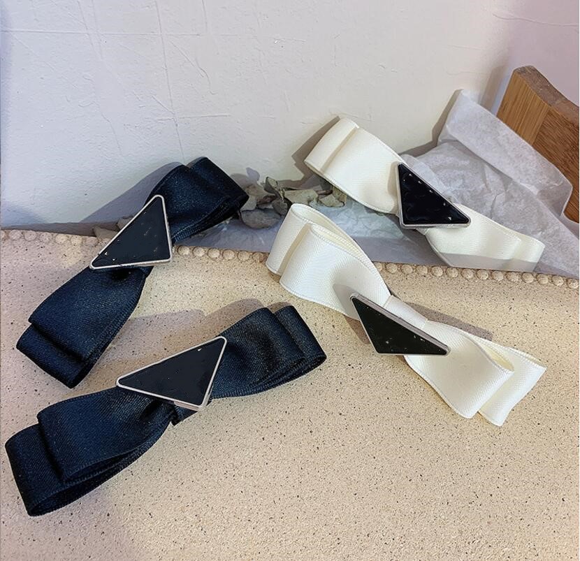 2021 European and American triangle letters Hair Clips & Barrettes fabric bow temperament fashion big-name headdress female high-quality fast delivery
2021 European and American triangle letters Hair Clips & Barrettes fabric bow temperament fashion big-name headdress female high-quality fast delivery