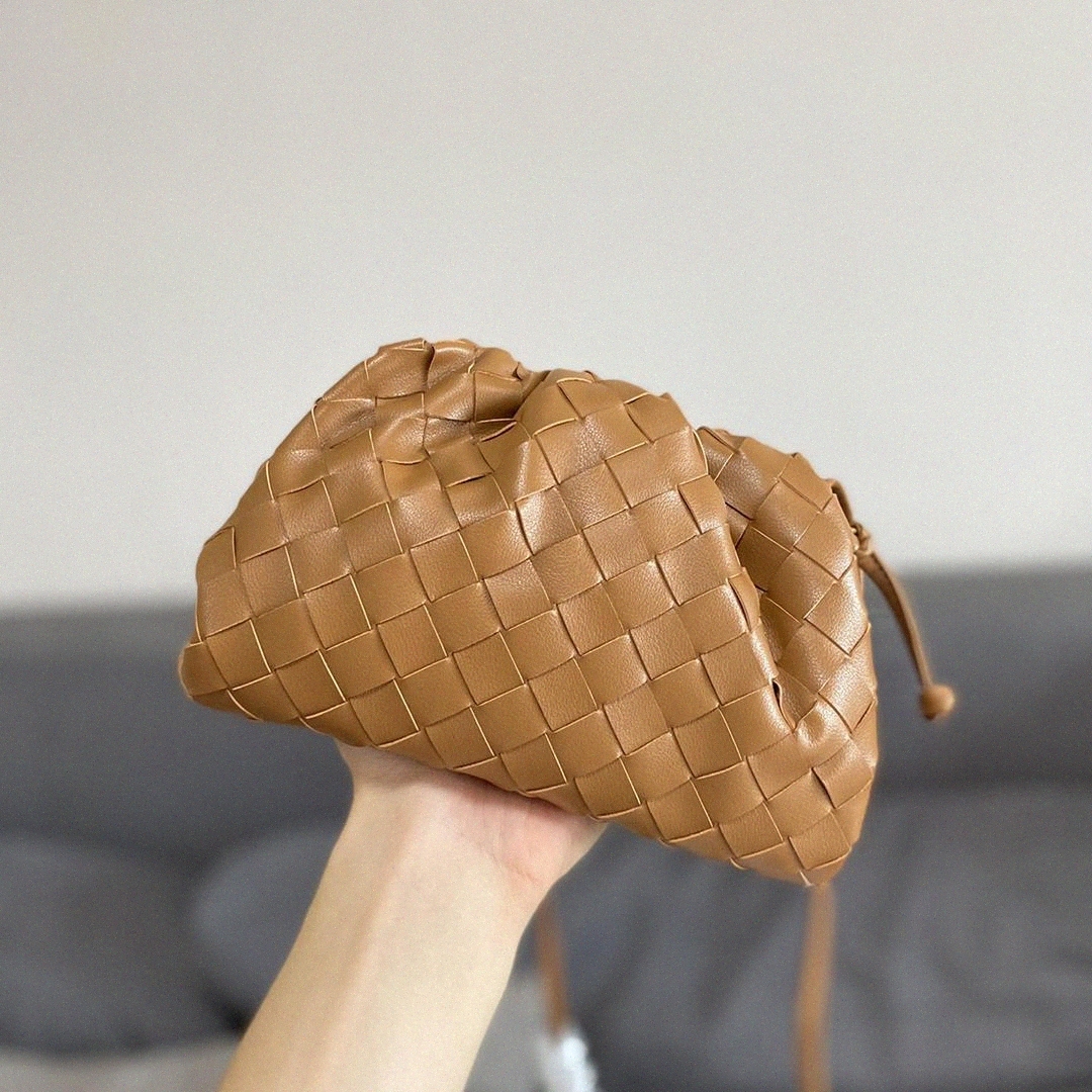 woven bag cowhide women's fashion leather Fold versatile one shoulder Crossbody Dumpling Cloud wallet Messenger Bag Chain Handbag holesale n
woven bag cowhide women's fashion leather Fold versatile one shoulder Crossbody Dumpling Cloud wallet Messenger Bag Chain Handbag holesale n