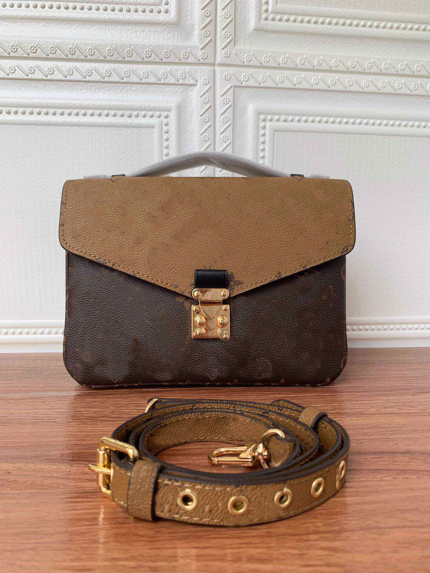 Multifunctional luxury shoulder bag, clutch, leather fabric, large compartment space
Multifunctional luxury shoulder bag, clutch, leather fabric, large compartment space