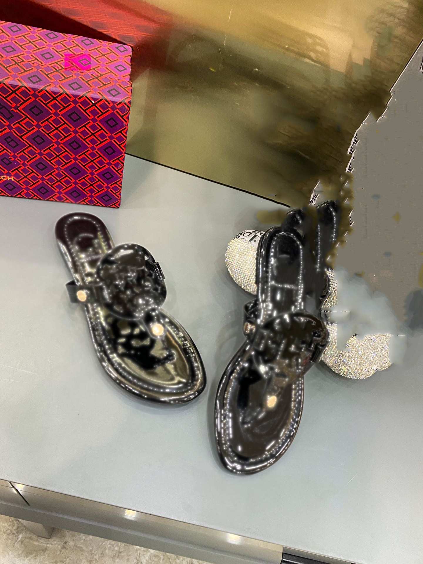2021 fashion high quality indoor slippers luxury beautiful children' style flat shoes summer classic ladies tori sandals, Black;grey
2021 fashion high quality indoor slippers luxury beautiful children' style flat shoes summer classic ladies tori sandals, Black;grey