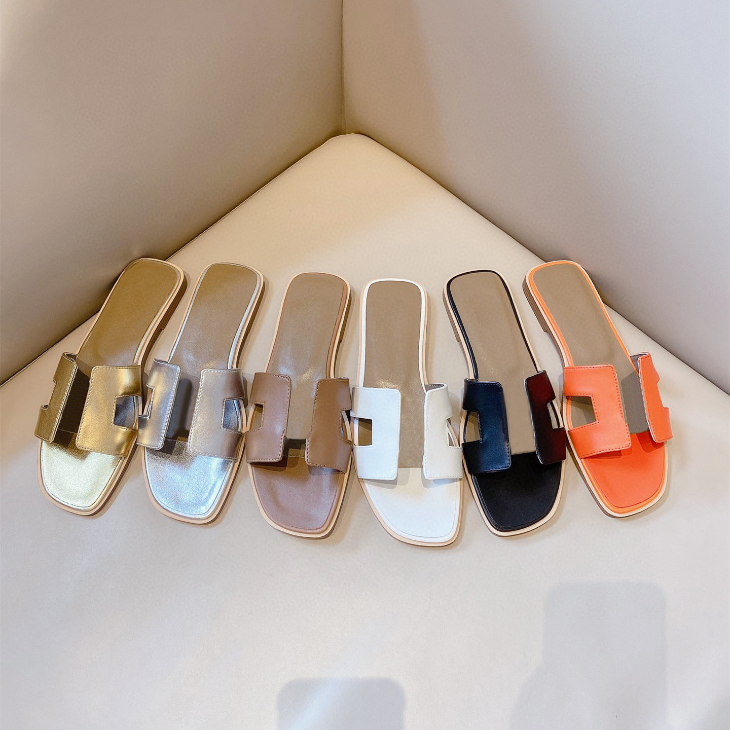 2021 beach slippers Classic Flat woman Summer lady Cartoon Big Head Leather Hotel Bath fashion women shoes Large size 35-42
2021 beach slippers Classic Flat woman Summer lady Cartoon Big Head Leather Hotel Bath fashion women shoes Large size 35-42