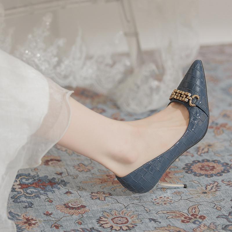 Dress Shoes High Heels Women 2021 Patent Leather French Pointed Stiletto Single Metal Chain Professional Work, Blue 8cm heel 
Dress Shoes High Heels Women 2021 Patent Leather French Pointed Stiletto Single Metal Chain Professional Work, Blue 8cm heel