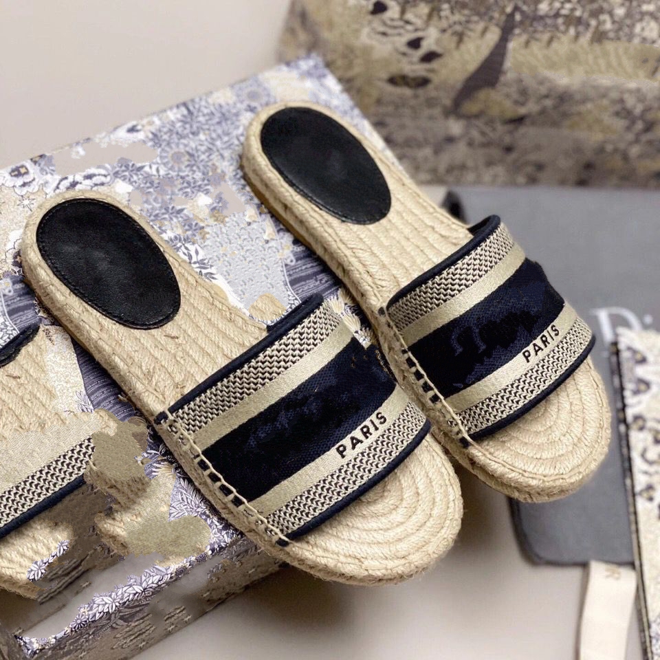 2021 Paris FemmesPantoufles Sandales d'été Plage Diapo Chaussons Filles Mocassins Tongs Belle brodé Slipper mkn001
2021 Paris FemmesPantoufles Sandales d'été Plage Diapo Chaussons Filles Mocassins Tongs Belle brodé Slipper mkn001