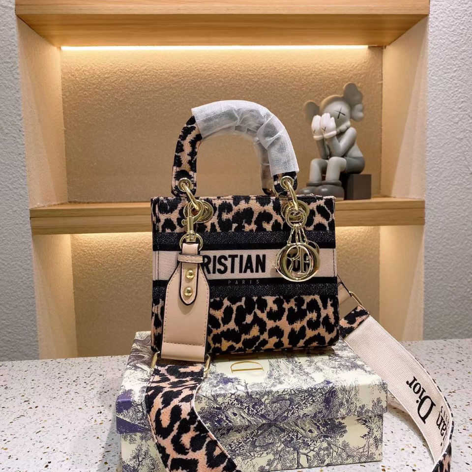 Designer Bags Womens Handbags Crossbody Bag Backpack Luxurys Hand 2021 Women's Leopard Print Princess fashion trend foreign style small s, No bags
Designer Bags Womens Handbags Crossbody Bag Backpack Luxurys Hand 2021 Women's Leopard Print Princess fashion trend foreign style small s, No bags