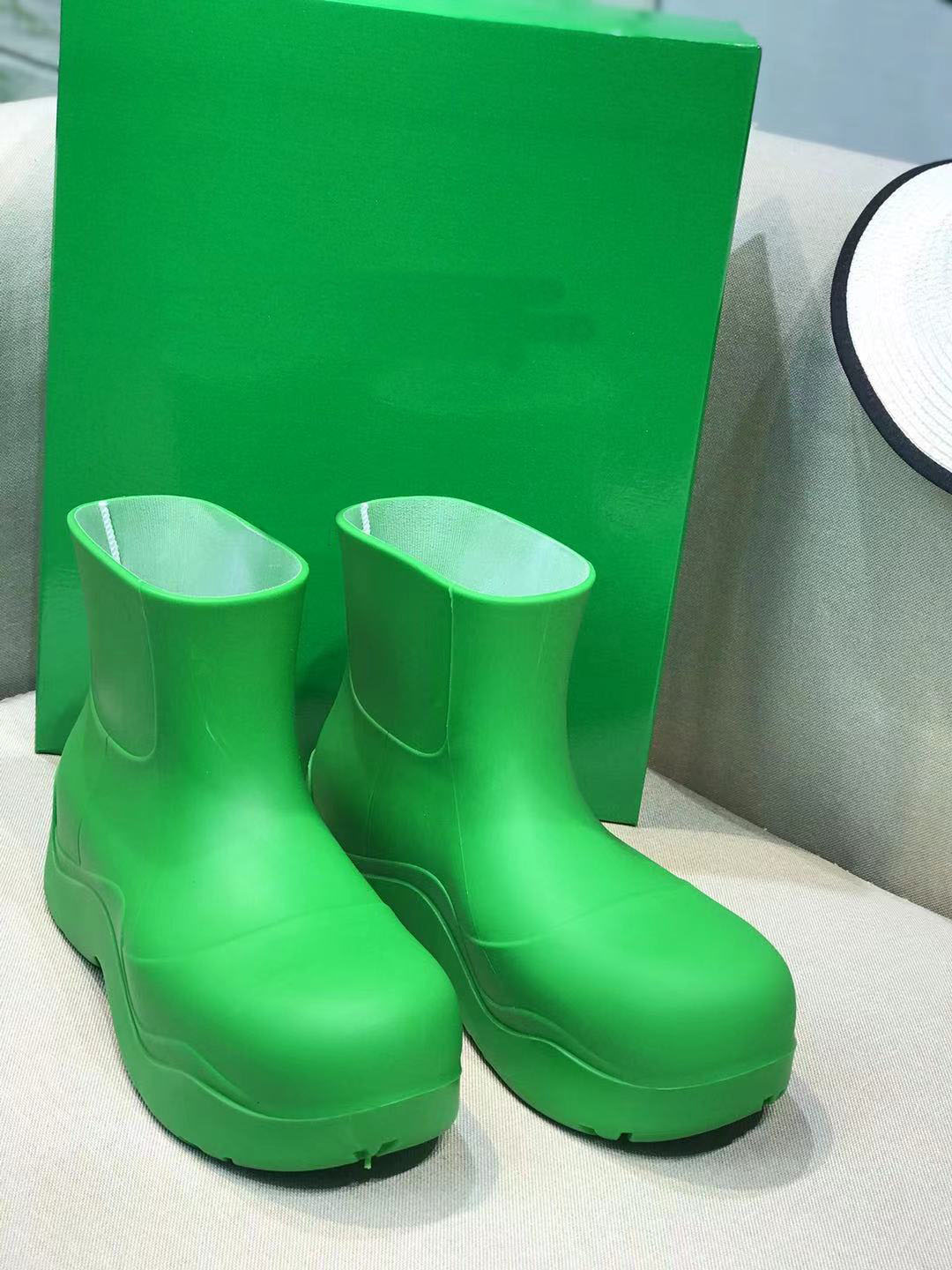 2021 Luxury designer PUDDLE women men boots Classic fashion casual leather waterproof platform rubber Martin boot, Color 1
2021 Luxury designer PUDDLE women men boots Classic fashion casual leather waterproof platform rubber Martin boot, Color 1