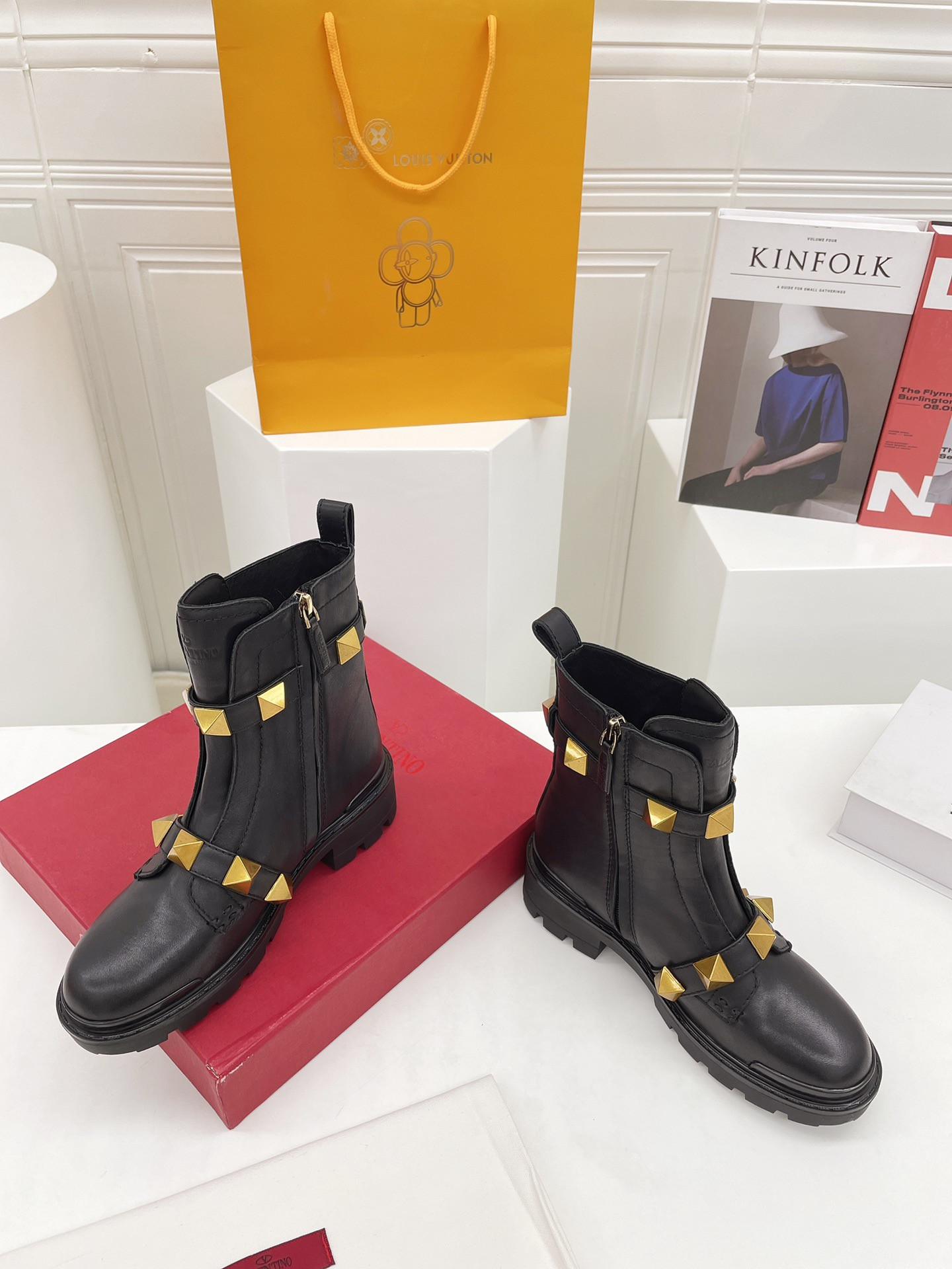 Woman's Leather shoes Lace up Ribbon belt buckle ankle boots factory direct female rough heel round head autumn winter boot size 35-40, Box
Woman's Leather shoes Lace up Ribbon belt buckle ankle boots factory direct female rough heel round head autumn winter boot size 35-40, Box