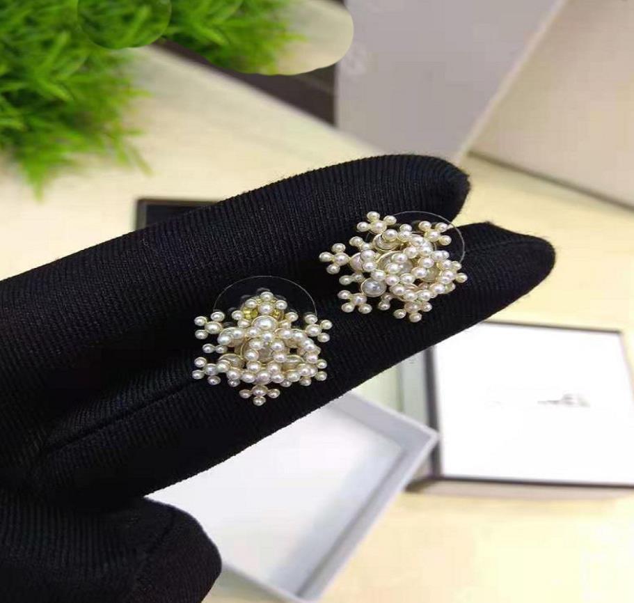 2020 new European and American small fragrant flowers full of Pearl Earrings Fashion temperament Earrings S925 silver needle Earrings
2020 new European and American small fragrant flowers full of Pearl Earrings Fashion temperament Earrings S925 silver needle Earrings