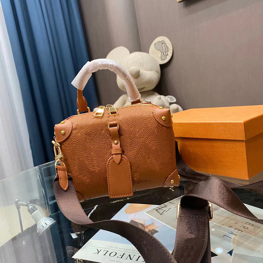 Women's handbags luxury totes Shoulder Bag designer cross body fashion letter embossed classic handbag high quality small luggage bags, Make up for price
Women's handbags luxury totes Shoulder Bag designer cross body fashion letter embossed classic handbag high quality small luggage bags, Make up for price