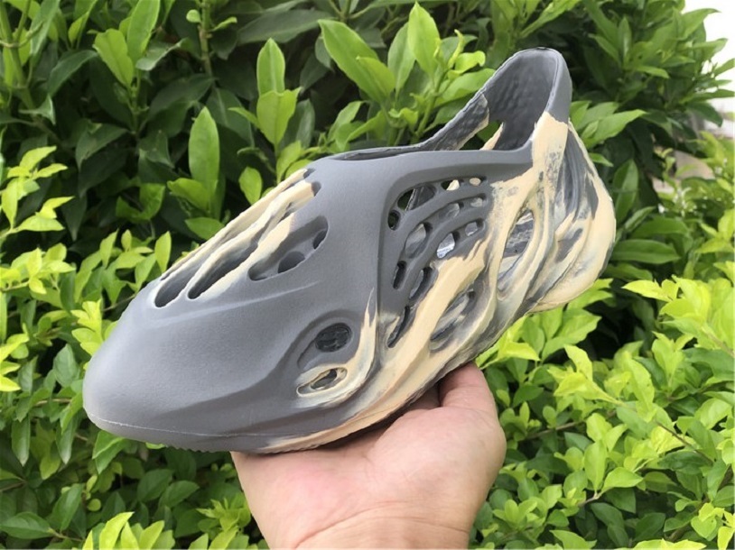 Shoes MXT Moon Gray Foam Runner Slipper Desert sandals Men Womens Beach Platform Sandal trainers GV7904, Grey
Shoes MXT Moon Gray Foam Runner Slipper Desert sandals Men Womens Beach Platform Sandal trainers GV7904, Grey