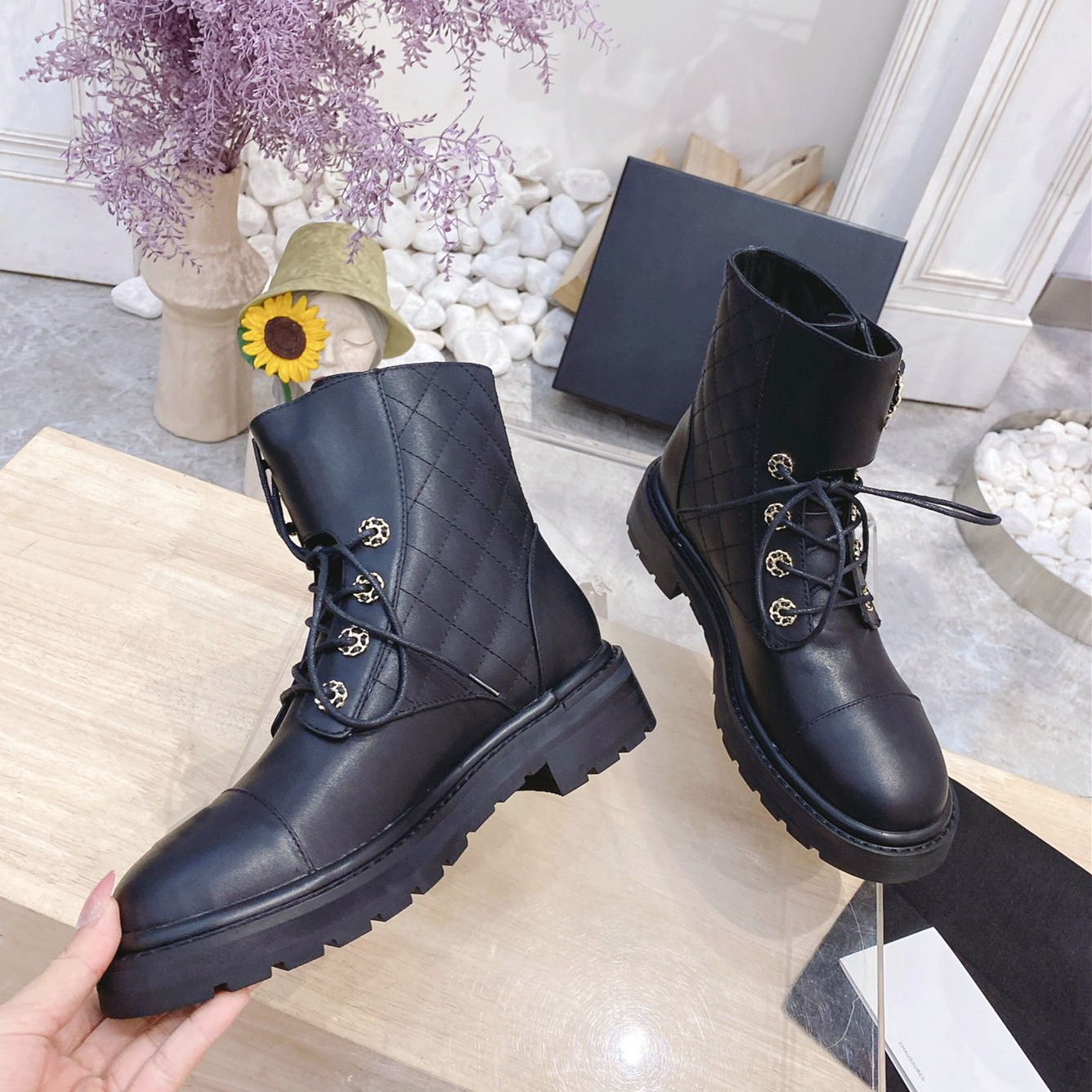 Top Designer Women Boots Black White Joint Lady Casual Shoes Luxury Woman Lace-up Ankle Boot 100% Cattlehide Leather 3D Stitchwork Diamond Lattice Pattern Fat Big Size
Top Designer Women Boots Black White Joint Lady Casual Shoes Luxury Woman Lace-up Ankle Boot 100% Cattlehide Leather 3D Stitchwork Diamond Lattice Pattern Fat Big Size