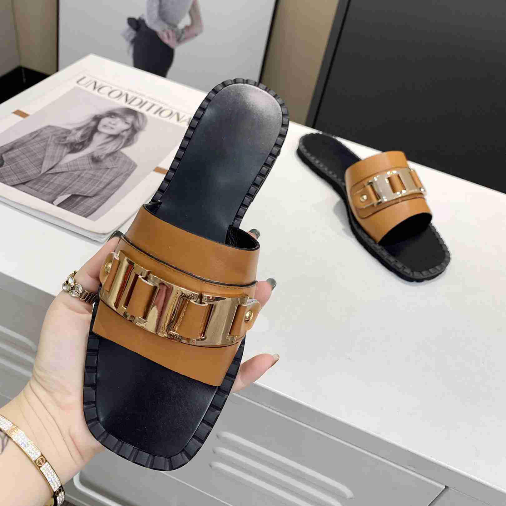 top designer women slippers fashion summer ladies metal chain flats slides high quality woman sandals with box
top designer women slippers fashion summer ladies metal chain flats slides high quality woman sandals with box