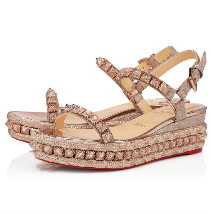 Dress Shoes Summer Pyraclou Studded Gladiator Sandals Fashion Lady Red Bottoms Wedges Luxury Designer Brands Women Platform Wedge Party Wedding With Box
Dress Shoes Summer Pyraclou Studded Gladiator Sandals Fashion Lady Red Bottoms Wedges Luxury Designer Brands Women Platform Wedge Party Wedding With Box