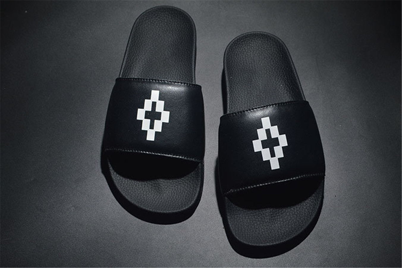 High quality MB Burlon slider slipper for men women unisex summer outdoor shoes MB04, Black
High quality MB Burlon slider slipper for men women unisex summer outdoor shoes MB04, Black