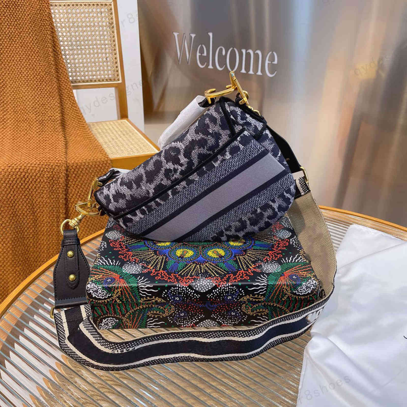 Gift box packaging top quality black leopard print saddle bag matte texture delicate touch and old hardware size 24*7*18cm, For transportation
Gift box packaging top quality black leopard print saddle bag matte texture delicate touch and old hardware size 24*7*18cm, For transportation