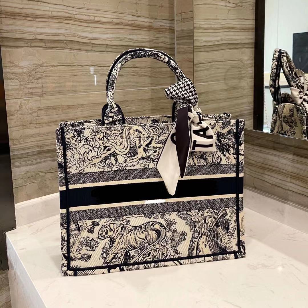 Women Brand Luxurys Designers Bags 2021 Shoulder Crossbody Handbag Top Canvas Embroidery Fashion High Quality Handbags Bag, Vip shipping
Women Brand Luxurys Designers Bags 2021 Shoulder Crossbody Handbag Top Canvas Embroidery Fashion High Quality Handbags Bag, Vip shipping