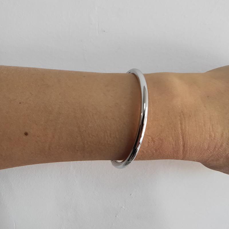 Bangle High Quality Copper Metal Bracelet Silver Plated Round Slim Personality Simple And Smooth For Women
Bangle High Quality Copper Metal Bracelet Silver Plated Round Slim Personality Simple And Smooth For Women
