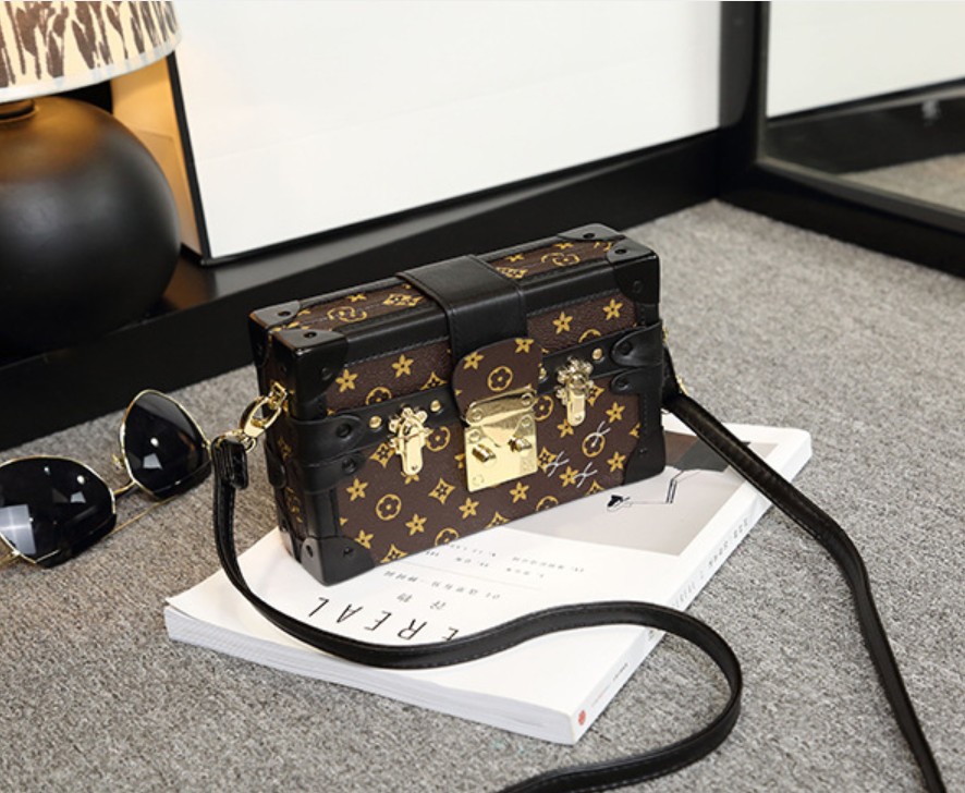 Box Shape Bag Lock Buckle One Shoulder Messenger Design Fashion Small Square Bags Retro Vintage British Style Female Mini Purse, Black
Box Shape Bag Lock Buckle One Shoulder Messenger Design Fashion Small Square Bags Retro Vintage British Style Female Mini Purse, Black