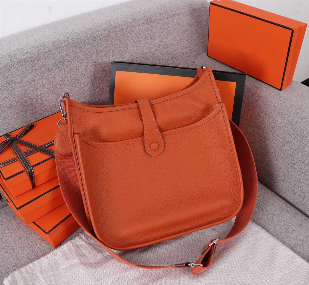 Luxurys Designers Bag Shoulder Bags crossbody sack cowhide material classic retro Top leather style 28cm h, Dust bag
Luxurys Designers Bag Shoulder Bags crossbody sack cowhide material classic retro Top leather style 28cm h, Dust bag