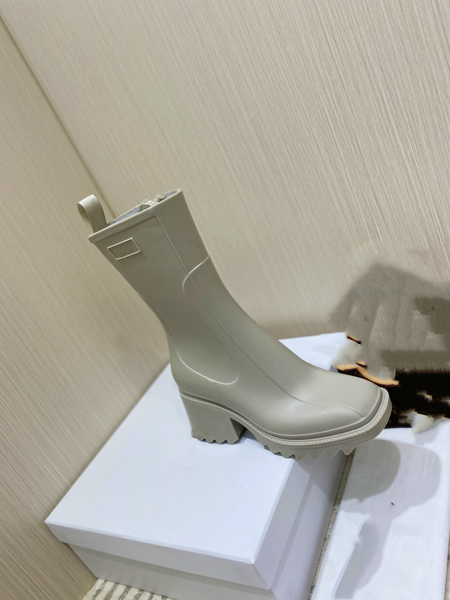 21 Betty PVC rain boots Women's high for Women rubber Waterproof Rainboots Ladies size 35-40, Box
21 Betty PVC rain boots Women's high for Women rubber Waterproof Rainboots Ladies size 35-40, Box