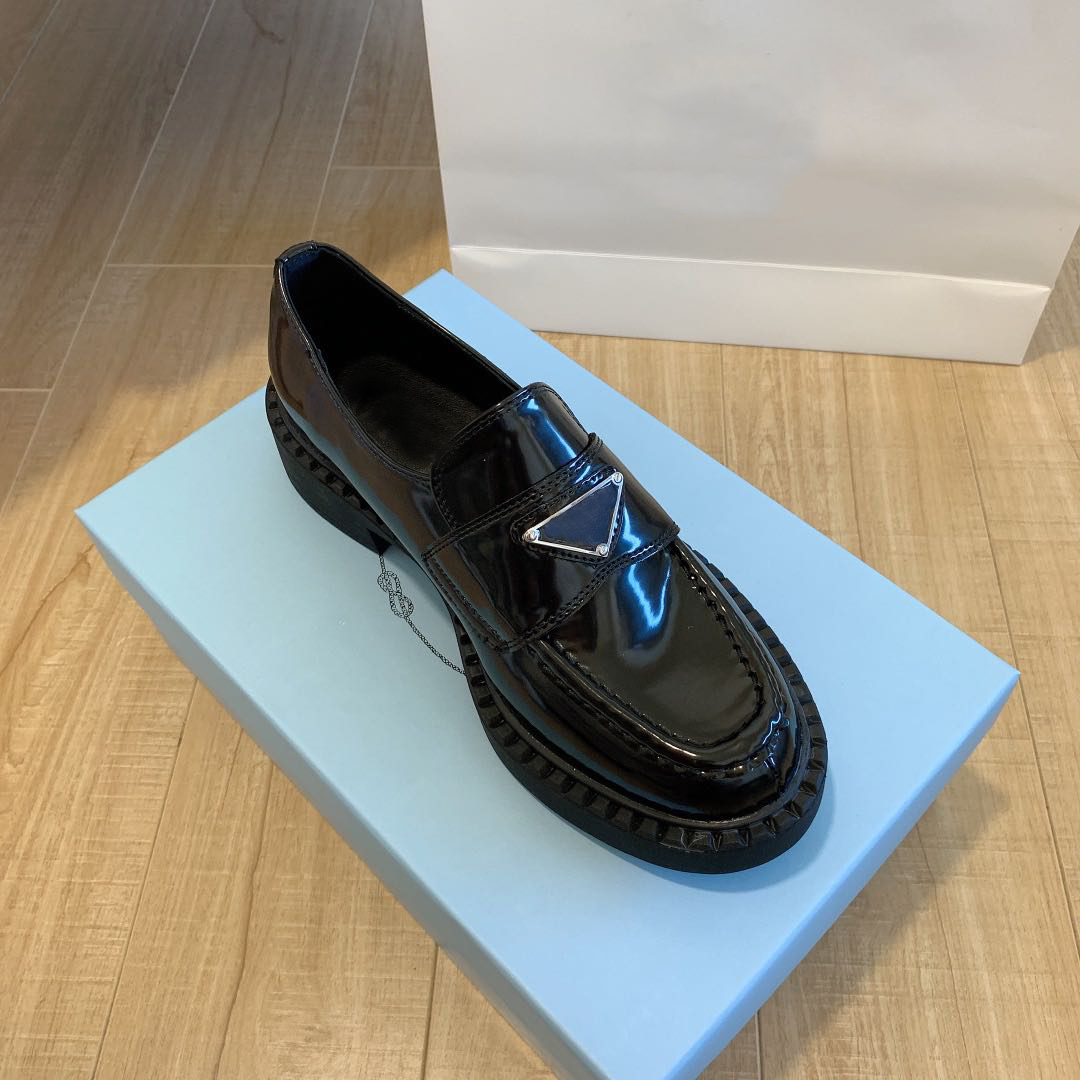 Top Quality Women Dress Shoes Classic Platform Casual Leather Thick Soles Flat Fashion Low-Top Wedding Party Student Shoe Metal Buckle Black White With Box
Top Quality Women Dress Shoes Classic Platform Casual Leather Thick Soles Flat Fashion Low-Top Wedding Party Student Shoe Metal Buckle Black White With Box