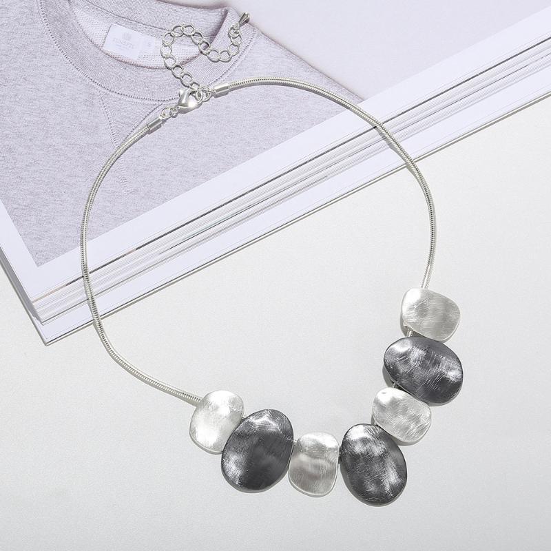 Chokers Round Pendant Choker Necklaces For Women Retro Alloy Short Chain Female Statement Necklace Fashion Jewelry Collier
Chokers Round Pendant Choker Necklaces For Women Retro Alloy Short Chain Female Statement Necklace Fashion Jewelry Collier