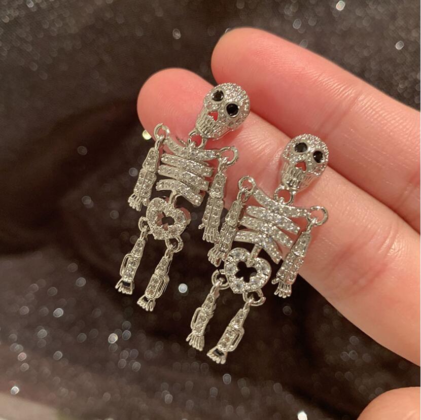 Skull skeleton Dangle & Chandelier hollow personality creative exaggeration Halloween long love diamond head earrings female high quality fast delivery
Skull skeleton Dangle & Chandelier hollow personality creative exaggeration Halloween long love diamond head earrings female high quality fast delivery